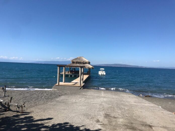 Presuntos haitianos matan a un empresario de bienes raíces en Azua Un empresario de bienes raíces fue asesinado a palos supuestamente por haitianos que trabajaban para él en una casa de veraneo de Palmar de Ocoa, en esta provincia.
