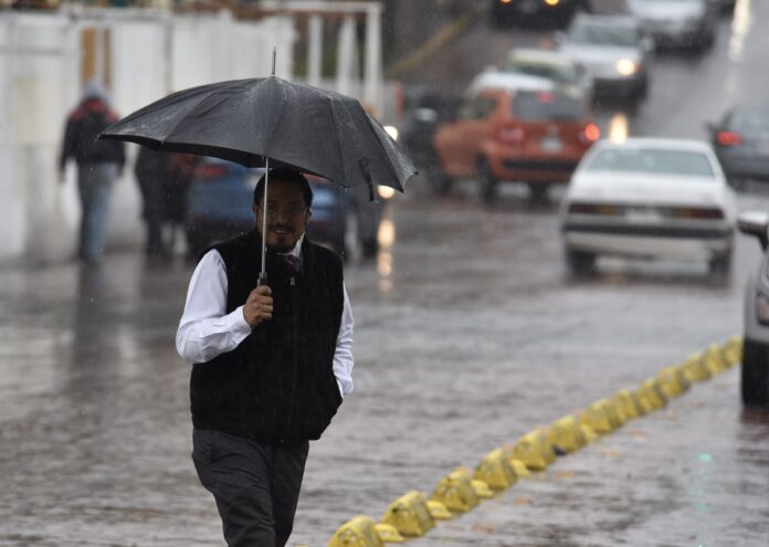 Sistema frontal se aleja de RD; descontinúan las alertas La Oficina Nacional de Meteorología (Onamet), informó que el sistema frontal se aleja del territorio dominicano, quedando el área de pronóstico bajo la incidencia de una masa de aire con menos contenido de humedad, lo que inducirá a que las formaciones de nubes significativas estén limitadas y no se generen precipitaciones importantes.