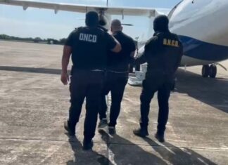 La República Dominicana a través de la Procuraduría General de la República (PGR) y la Dirección Nacional de Control de Drogas (DNCD), entregaron al dominicano Alberto de la Cruz Gil, bajo los cargos de tráfico internacional de drogas y otros delitos.