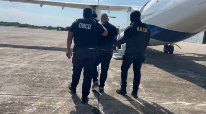 La República Dominicana a través de la Procuraduría General de la República (PGR) y la Dirección Nacional de Control de Drogas (DNCD), entregaron al dominicano Alberto de la Cruz Gil, bajo los cargos de tráfico internacional de drogas y otros delitos.