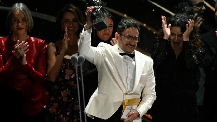 'La sociedad de la nieve' arrasa en los premios Goya y mira a los Óscar 'La sociedad de la nieve', del director español Juan Antonio Bayona, fue la gran triunfadora en los Premios Goya del cine en español este sábado con 12 galardones, incluyendo el de mejor película y director. Aspira ahora a llevarse dos estatuillas en los Óscar.