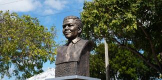 El alcalde Manuel Jiménez y la embajadora de Sudáfrica en República Dominicana, Yvonne Phosa, develizaron una escultura en homenaje al expresidente sudafricano, Premio Nobel de la Paz y símbolo mundial de la lucha por la dignidad de los pueblos, Nelson Mandela, en el Paseo de la Historia de Santo Domingo Este.
