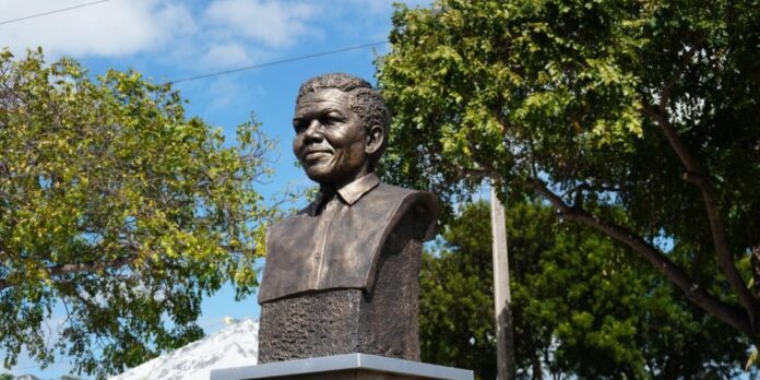 El alcalde Manuel Jiménez y la embajadora de Sudáfrica en República Dominicana, Yvonne Phosa, develizaron una escultura en homenaje al expresidente sudafricano, Premio Nobel de la Paz y símbolo mundial de la lucha por la dignidad de los pueblos, Nelson Mandela, en el Paseo de la Historia de Santo Domingo Este.