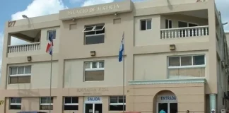 Un privado de libertad se evadió ayer miércoles del Palacio de Justicia de Santo Domingo Este, cuando salía de la audiencia para ser llevado al autobús que lo trasladaría de regreso al Centro de Privación de Libertad de La Victoria.