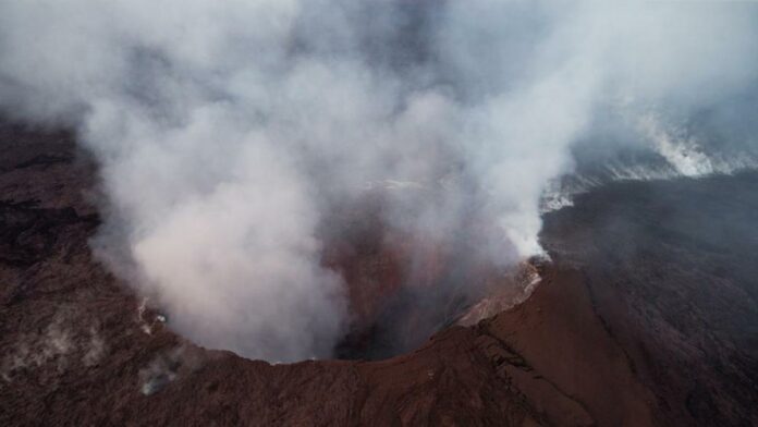PONEN ALERTE VOLCÁNICA EN HAWAI DEBIDO A LOS RECIENTES TEMBLORES Se detectó más de 500 sismos entre 25 y 30 pequeños movimientos por hora desde las 3 de la madrugada, mismos cuyas magnitudes entre menos de 1 y 3,4. Varios temblores fueron lo suficientemente grandes como para ser sentidos por el personal del observatorio en el campo. Esto de acuerdo con el informe del Observatorio de Volcanes de Hawai.