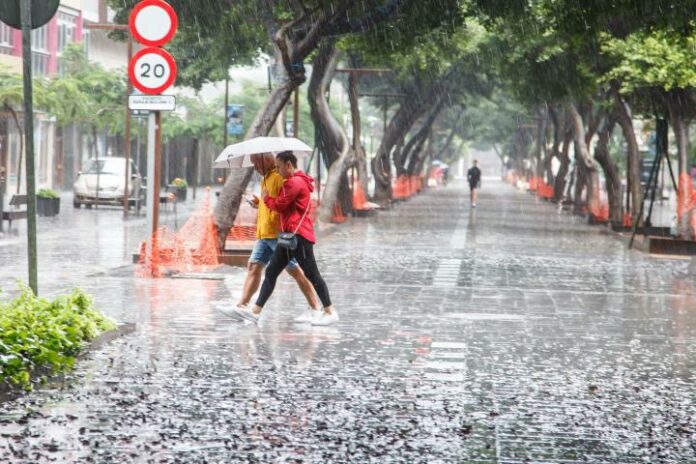 La Onamet informó que las condiciones meteorológicas no presentarán cambios significativos en gran parte de la geografía nacional, pero que la incidencia de manera indirecta de una vaguada asociada a un sistema de baja presión sobre el océano Atlántico, y la influencia del viento de componente oeste/suroeste, el cual, a partir de mañana se tornará de dirección nor/noreste, provocarán algunas lluvias débiles y aisladas ráfagas de viento,.