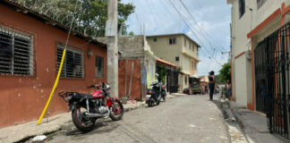 Ciudadanos en Moca, manifestaron estar preocupados por reaparición de tiroteos en barrios y comunidades. Los comunitarios en el municipio cabecera de la provincia Espaillat, exigieron mayor vigilancia policial, ya que según narran, los disparos les roban la paz.