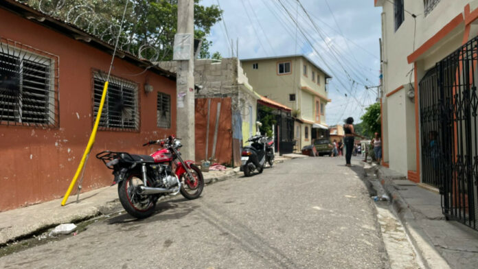 Ciudadanos en Moca, manifestaron estar preocupados por reaparición de tiroteos en barrios y comunidades. Los comunitarios en el municipio cabecera de la provincia Espaillat, exigieron mayor vigilancia policial, ya que según narran, los disparos les roban la paz.