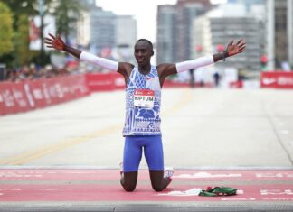 Muere en accidente Kelvin Kiptum poseedor del récord mundial de maratón El poseedor del récord del mundo de maratón, Kelvin Kiptum, y su entrenador Gervais Hakizimana fallecieron en un accidente de coche al oeste de Kenia que dejó también a un tercer pasajero herido, informó la policía este domingo.