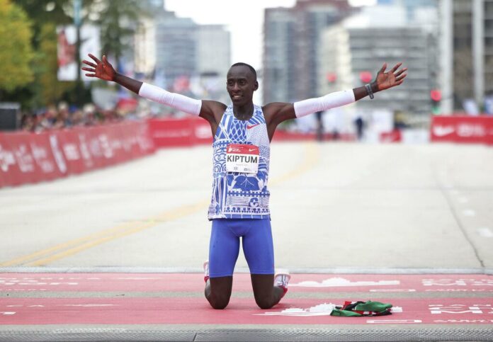 Muere en accidente Kelvin Kiptum poseedor del récord mundial de maratón El poseedor del récord del mundo de maratón, Kelvin Kiptum, y su entrenador Gervais Hakizimana fallecieron en un accidente de coche al oeste de Kenia que dejó también a un tercer pasajero herido, informó la policía este domingo.