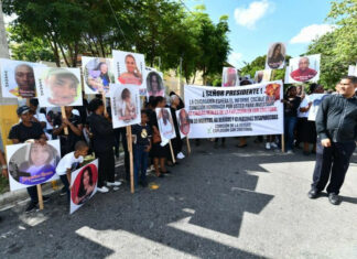 Afectados explosión de San Cristóbal presentan demanda Representantes legales de 17 de los afectados de la explosión que el pasado 14 de agosto cobró la vida de 42 personas, demandaron por daños y perjuicios al Ayuntamiento municipal y su alcalde José Bienvenido Montás, al Ministerio de Obras Públicas y Conunicaciones y a su ministro Deligne Ascensión y a la empresa Consorcio RYLCO y Asociados.