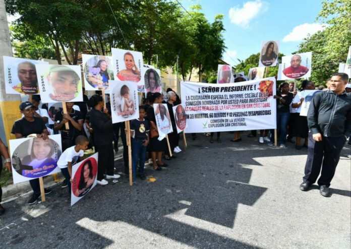Representantes legales de 17 de los afectados de la explosión que el pasado 14 de agosto cobró la vida de 42 personas, demandaron por daños y perjuicios al Ayuntamiento municipal y su alcalde José Bienvenido Montás, al Ministerio de Obras Públicas y Conunicaciones y a su ministro Deligne Ascensión y a la empresa Consorcio RYLCO y Asociados.
