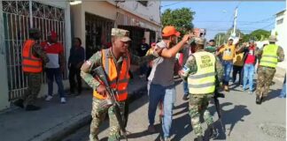 Simpatizante del Partido de la Liberación Dominicana (PLD), en Dajabón se encuentran apostados en los alrededores de la Junta Municipal Electoral de este municipio en pies de lucha ante el supuesto intento del gobierno despojar de la victoria de las elecciones a Fiordaliza Caridad Ceballos.