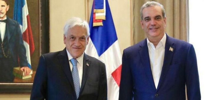 El presidente de la República, Luis Abinader, expresó este martes sus condolencias por la muerte del exmandatario chileno Sebastián Piñera, quien falleció en un accidente aéreo, luego de que el helicóptero que pilotaba se precipitara.