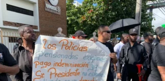 Al menos cuatro personas resultaron heridas después de que agentes de la Policía Nacional lanzaran bombas lacrimógenas durante una manifestación organizada por un grupo de uniformados pensionados, quienes reclaman el pago de indemnización de retiro correspondiente a los años 2022 y 2023.