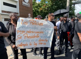 Al menos cuatro heridos durante protesta de pensionados de la Policía Nacional Al menos cuatro personas resultaron heridas después de que agentes de la Policía Nacional lanzaran bombas lacrimógenas durante una manifestación organizada por un grupo de uniformados pensionados, quienes reclaman el pago de indemnización de retiro correspondiente a los años 2022 y 2023.