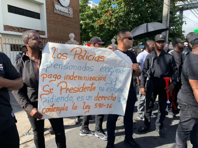 Al menos cuatro personas resultaron heridas después de que agentes de la Policía Nacional lanzaran bombas lacrimógenas durante una manifestación organizada por un grupo de uniformados pensionados, quienes reclaman el pago de indemnización de retiro correspondiente a los años 2022 y 2023.