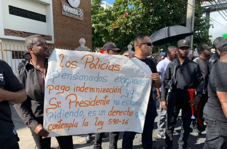 Al menos cuatro heridos durante protesta de pensionados de la Policía Nacional Al menos cuatro personas resultaron heridas después de que agentes de la Policía Nacional lanzaran bombas lacrimógenas durante una manifestación organizada por un grupo de uniformados pensionados, quienes reclaman el pago de indemnización de retiro correspondiente a los años 2022 y 2023.
