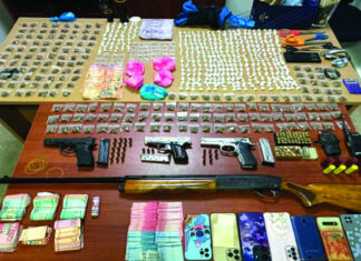 En allanamientos decomisan drogas, armas y apresan a tres personas Mediante múltiples allanamientos en distintos sectores, miembros de diferentes departamentos de la Policía Nacional en Santiago apresaron a 3 personas y ocuparon drogas, armas de fuego, dinero en efectivo, celulares, documentos y motocicletas.