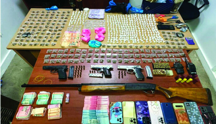 Mediante múltiples allanamientos en distintos sectores, miembros de diferentes departamentos de la Policía Nacional en Santiago apresaron a 3 personas y ocuparon drogas, armas de fuego, dinero en efectivo, celulares, documentos y motocicletas.