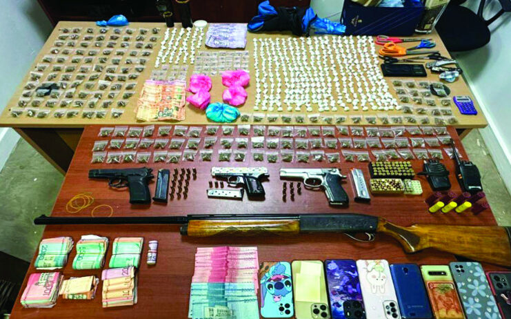Mediante múltiples allanamientos en distintos sectores, miembros de diferentes departamentos de la Policía Nacional en Santiago apresaron a 3 personas y ocuparon drogas, armas de fuego, dinero en efectivo, celulares, documentos y motocicletas.