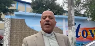 El sacerdote Manuel Ruiz denunció este jueves que agentes de la Policía Nacional (PN) cometieron excesos mientras apresaban a un ciudadano frente a la Escuela Técnico Profesional Movearte, ubicada en la avenida Cayetano Germosén.