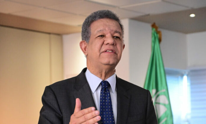 El candidato presidencial del partido Fuerza del Pueblo (FP), Leonel Fernández, criticó ayer el discurso de rendición de cuentas del presidente de la República, Luis Abinader. En un mensaje colgado en sus redes sociales, el exmandatario aseguró que el ingreso de los dominicanos no les da ni para cubrir el 70% de la canasta básica familiar, instando a Abinader a tomar más medidas a favor del pueblo dominicano.