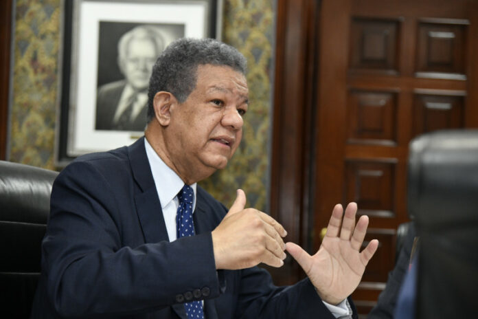 Leonel dice coalición opositora permitirá lograr segunda ola de transformaciones en RD Al anunciar la formalización de la gran coalición opositora de cara a las elecciones congresuales, el presidente del partido Fuerza del Pueblo (FP), Leonel Fernández, aseguró que esta alianza permitirá rescatar el futuro del pueblo dominicano.