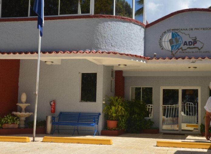 La Asociación Dominicana de Profesores (ADP) amenazó este viernes con paralizar la docencia por 48 horas en Santiago durante la primera semana de marzo si desde el Ministerio de Educación no les dan respuestas satisfactorias a los problemas que afectan el actual año escolar en la provincia.
