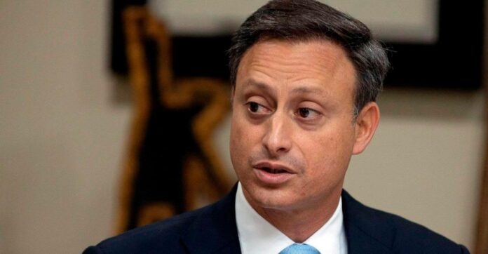 El juez Amauri Martínez del Tercer Juzgado de Instrucción del Distrito Nacional, acogió el pedimento del Ministerio Público y rechazó la solicitud de variación a la medida de coerción impuesta al exprocurador general de la República, Jean Alain Rodríguez, a quien el Ministerio Público acusa de encabezar una estructura de corrupción cuando estuvo al frente de la Procuraduría General de la República de 2016 a 2020.