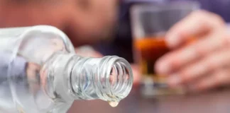 Agentes de la Policía Nacional, en conjunto con miembros de la Dicrim desmantelaron una fábrica clandestina de alcohol adulterado en una pensión de La Romana, ubicada en el sector de Villa Verde.