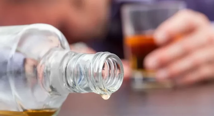 Agentes de la Policía Nacional, en conjunto con miembros de la Dicrim desmantelaron una fábrica clandestina de alcohol adulterado en una pensión de La Romana, ubicada en el sector de Villa Verde.