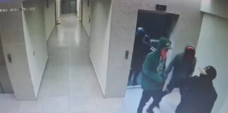 La Policía capturó a tres de cinco miembros de la banda que el martes pasado asaltó una torre de apartamentos en el exclusivo sector La Esperilla, en el Distrito Nacional, de donde cargó con dinero, joyas, celulares y otros objetos.