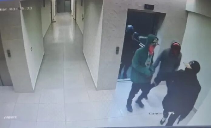 PN apresa tres de cinco asaltaron una torre en el sector La Esperilla La Policía capturó a tres de cinco miembros de la banda que el martes pasado asaltó una torre de apartamentos en el exclusivo sector La Esperilla, en el Distrito Nacional, de donde cargó con dinero, joyas, celulares y otros objetos.