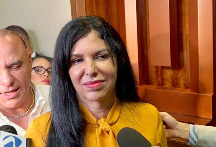 El juez de la segunda sala penal de la Suprema Corte de Justicia, reenvío para el 15 de marzo el juicio que se le sigue a la diputada de La Vega, Rosa Amalia Pilarte. Sobre el tema el representante legal de la legisladora del Partido Revolucionario Moderno (PRM), expresó que no importa el tiempo que se tome el proceso legal, su defendida saldrá descargada de las imputaciones que hace el Ministerio Público porque demostrarán su inocencia en los tribunales.