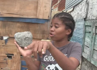 Una mujer le saca seis dientes de una pedrada a otra, en Azua