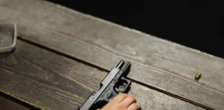 Un hombre se suicidó luego de ultimar a un joven de 19 años y de herir a su expareja en un presunto arranque de celos, en el sector Los Garajes, de Santiago.
