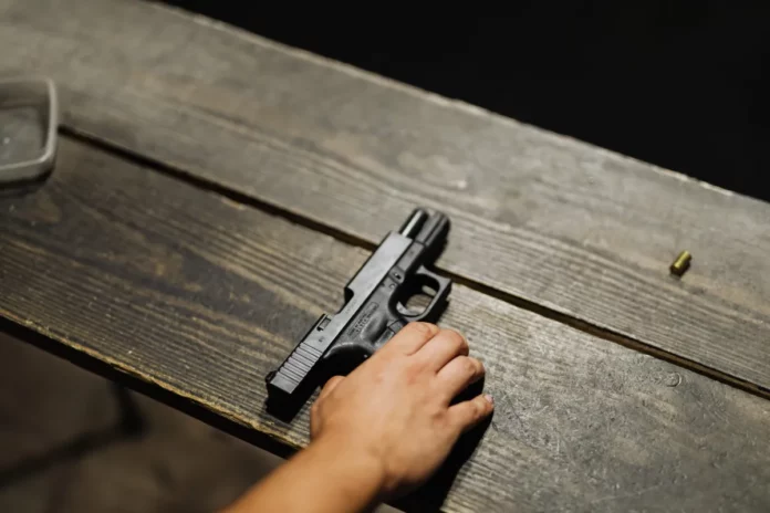 Hombre se suicida tras matar joven y herir expareja Un hombre se suicidó luego de ultimar a un joven de 19 años y de herir a su expareja en un presunto arranque de celos, en el sector Los Garajes, de Santiago.