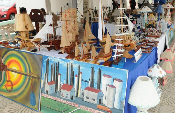 Privados de libertad exponen sus trabajos de artesanía en feria artesanal Con el objetivo presentar a la sociedad las habilidades que privados de libertad han aprendido en cursos y talleres de formación técnica, la Dirección General de Servicios Penitenciarios y Correccionales realiza este viernes la Feria Artesanal y de Producción del Sistema Penitenciario, en el pabellón de las Naciones, ubicado en el Centro de los Héroes.