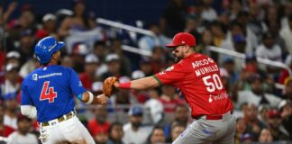 Aaron Altherr remolcó tres carreras con un doble para contribuir al primer triunfo de los Naranjeros de Hermosillo 9-1 ante los Tigres del Licey ante 14,308 aficionados en el cierre de la cuarta jornada de la 66 Serie del Caribe que se celebre en el Loandepot Park.
