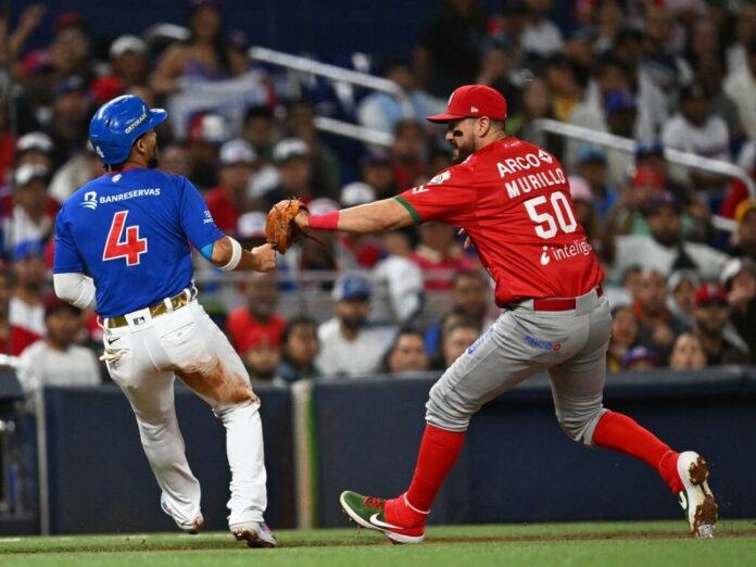 Naranjeros de Hermosillo derrota a Tigres del Licey 9-1 Aaron Altherr remolcó tres carreras con un doble para contribuir al primer triunfo de los Naranjeros de Hermosillo 9-1 ante los Tigres del Licey ante 14,308 aficionados en el cierre de la cuarta jornada de la 66 Serie del Caribe que se celebre en el Loandepot Park.
