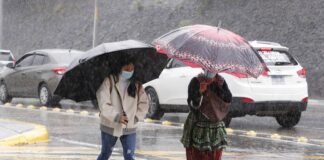 La Onamet informó que desde horas de la madrugada un frente frío provocará lluvias débiles que pueden ser moderadas a fuertes de forma aislada con ráfagas y posible tronada dispersa a medida que pasan las horas matutinas sobre las provincias: Monte Cristi, Dajabón, Santiago Rodríguez, Valverde, Puerto Plata, Espaillat, Hermanas Mirabal, Santiago Rodríguez, Santiago, María Trinidad Sánchez, Duarte y Samaná.