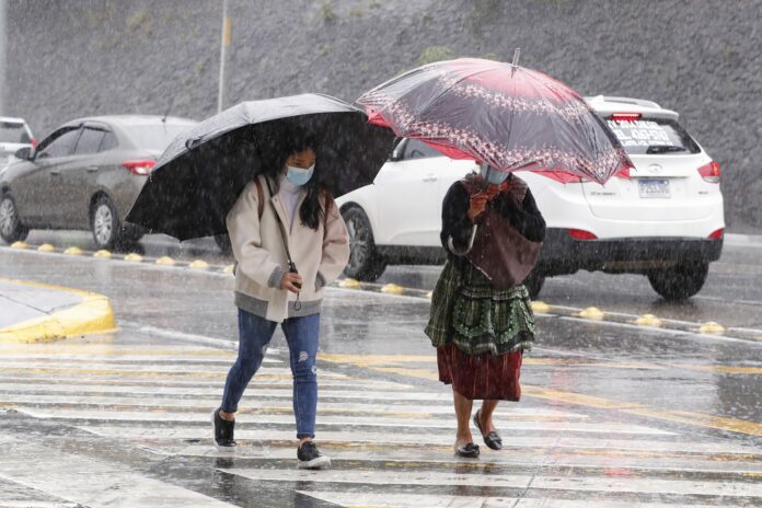 La Onamet informó que desde horas de la madrugada un frente frío provocará lluvias débiles que pueden ser moderadas a fuertes de forma aislada con ráfagas y posible tronada dispersa a medida que pasan las horas matutinas sobre las provincias: Monte Cristi, Dajabón, Santiago Rodríguez, Valverde, Puerto Plata, Espaillat, Hermanas Mirabal, Santiago Rodríguez, Santiago, María Trinidad Sánchez, Duarte y Samaná.