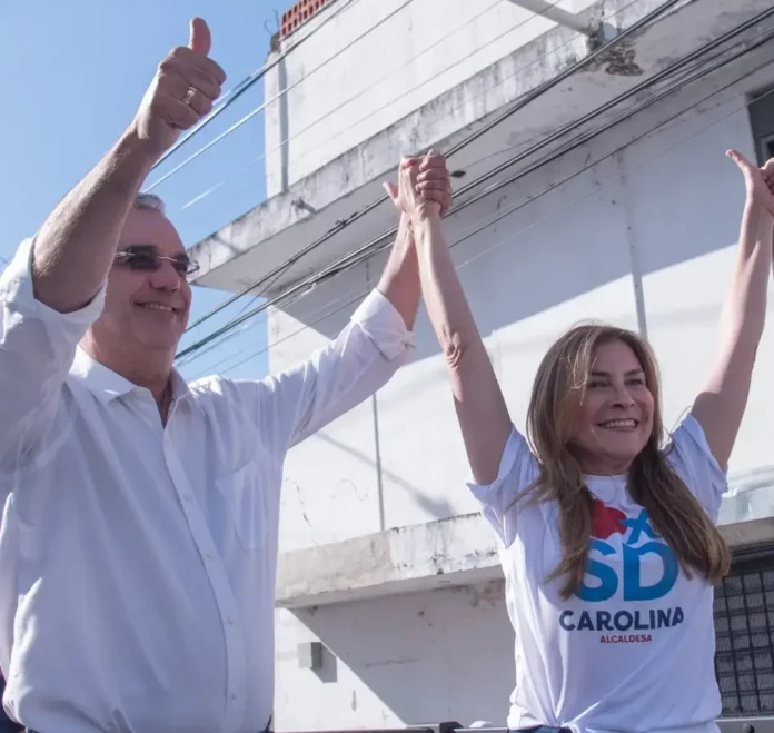 Miles acompañan a Carolina y Abinader en multitudinaria caravana En una marcha caravana “apoteósica” y sin precedentes en la historia, miles de simpatizantes se volcaron en apoyo a las aspiraciones de Carolina Mejía para repetir como alcaldesa del Distrito Nacional por el Partido Revolucionario Moderno (PRM) encabezada por el también presidente y candidato presidencial Luis Abinader.