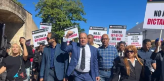 Cientos de juristas pertenecientes al Colegio de Abogados de la República Dominicana (CARD) junto a varias organizaciones de la Sociedad Civil y ciudadanos independientes marcharon hasta el Palacio Nacional, partiendo del Parque Independencia, en protesta contra la Ley 01-24, que crea la Dirección Nacional de Investigación (DNI).