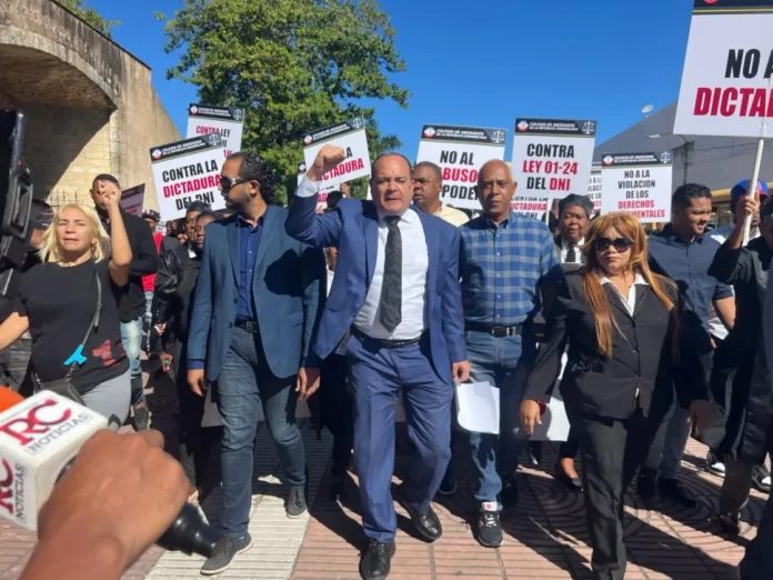 Abogados marchan contra Ley 01-24 que crea el DNI Cientos de juristas pertenecientes al Colegio de Abogados de la República Dominicana (CARD) junto a varias organizaciones de la Sociedad Civil y ciudadanos independientes marcharon hasta el Palacio Nacional, partiendo del Parque Independencia, en protesta contra la Ley 01-24, que crea la Dirección Nacional de Investigación (DNI).