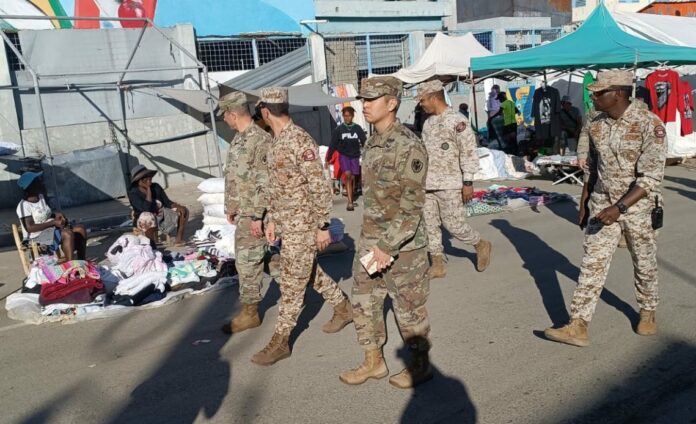 Militares estadounidenses visitan frontera RD-Haití Una comitiva militar de la Embajada de los Estados Unidos, visitó la zona norte de la frontera entre la República Dominicana y Haití, donde incluyeron el mercado binacional de Dajabón.