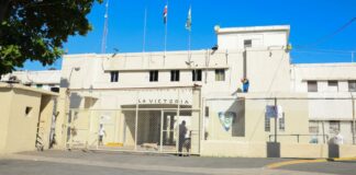 La Dirección General de Servicios Penitenciarios y Correccionales (DGSPC) informó este miércoles que activó su protocolo de búsqueda y junto a miembros de la Policía Nacional persigue a tres internos del Centro de Privación de Libertad de La Victoria que se evadieron luego de participar en audiencias de sus casos en el Palacio de Justicia de Santo Domingo Este.