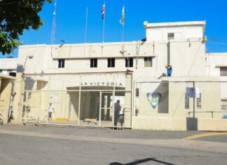 Se fugan tres reclusos de La Victoria tras participar en audiencias en Palacio de Justicia La Dirección General de Servicios Penitenciarios y Correccionales (DGSPC) informó este miércoles que activó su protocolo de búsqueda y junto a miembros de la Policía Nacional persigue a tres internos del Centro de Privación de Libertad de La Victoria que se evadieron luego de participar en audiencias de sus casos en el Palacio de Justicia de Santo Domingo Este.