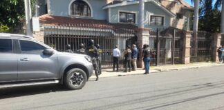 Allanan vivienda de Micky López, acusado de lavado de activos y narcotráfico Las autoridades allanaron la mañana de este viernes la casa del empresario Miguel Arturo López Florencio, conocido como Micky López, quien está acusado de encabezar una red de lavados activos y narcotráfico.
